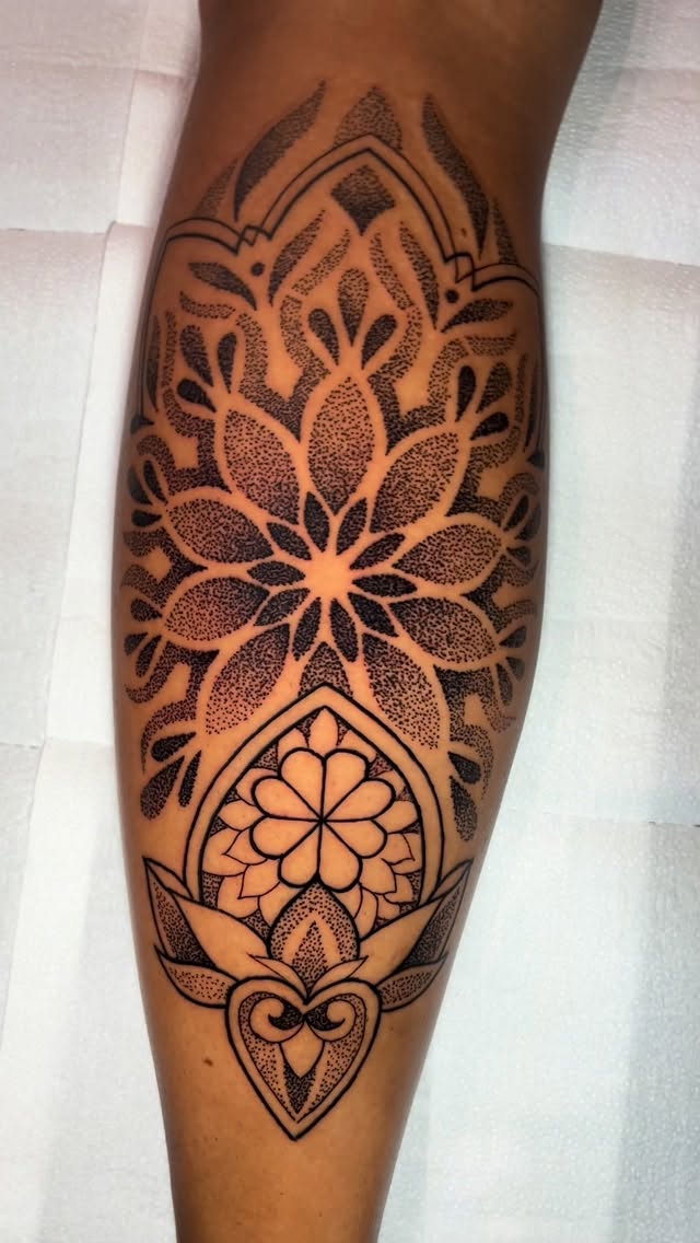 Mandala ornamental com linhas e sombreamento em pontilhismo