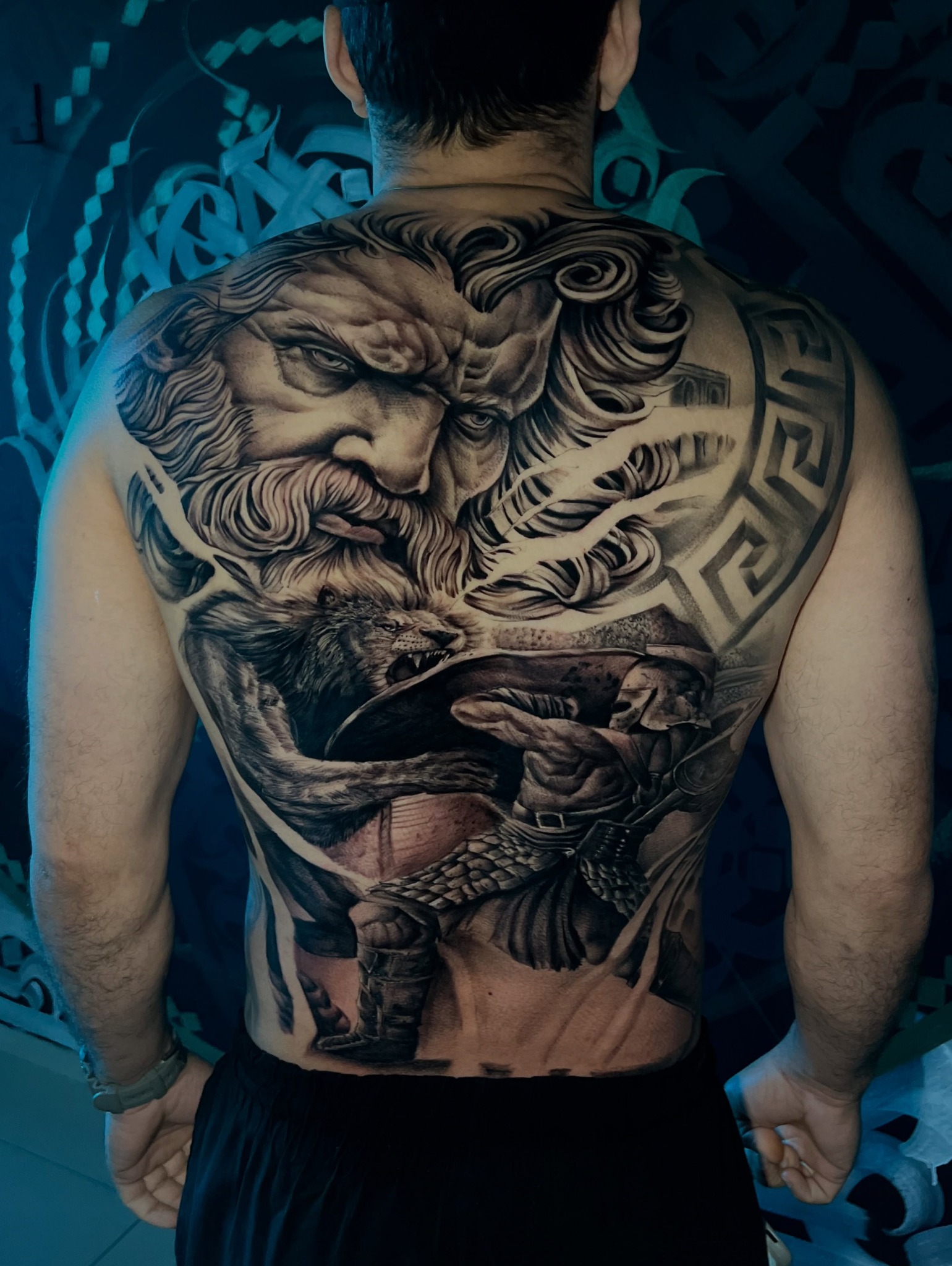 Projeto de tatuagem nas costas com rosto, águia e elementos em preto e cinza